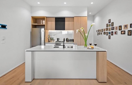 Coburg Apartment | StayCentral - Boulevard Gardens (Coburg) - Sacramento Way, Coburg - 3 Bedrooms, 4 Beds, 2 Bathrooms, 2 secure undercover parking spots.