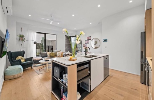 Coburg Apartment | StayCentral - Boulevard Gardens (Coburg) - Sacramento Way, Coburg - 3 Bedrooms, 4 Beds, 2 Bathrooms, 2 secure undercover parking spots.