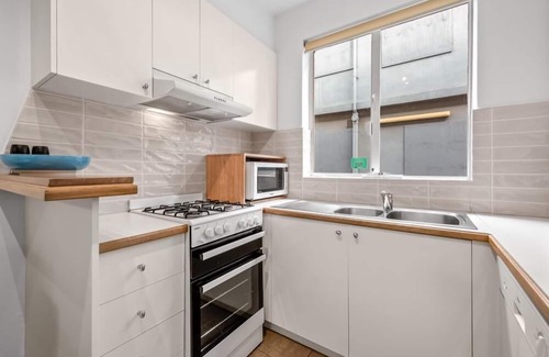 Brunswick Apartment | StayCentral - Brunswick Vibe (Parkville/Brunswick) - Sydney Rd, Brunswick - 2 Bedrooms, 2 Beds, 1 Bathrooms, 1 secure parking spot (small car only) and free street parking nearby.