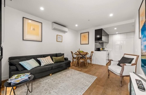 Hawthorn East Apartment | StayCentral - Hawthorn East Elegance with Study - Albert St, Hawthorn East - 2 Bedrooms, 2 Beds, 2 Bathrooms, 2 parking spots.