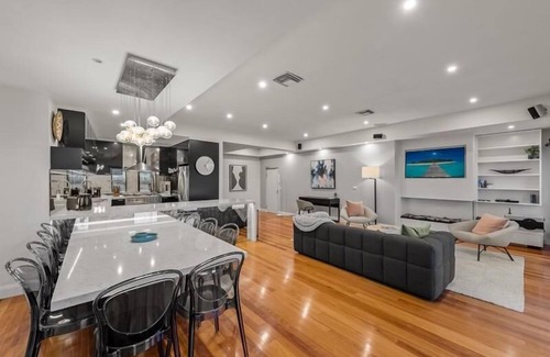 Moonee Ponds Apartment | StayCentral - Moonee Ponds Penthouse - Mount Alexander Rd, Moonee Ponds - 3 Bedrooms, 4 Beds, 2 Bathrooms, 2 secure undercover parking spot.