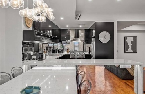 Moonee Ponds Apartment | StayCentral - Moonee Ponds Penthouse - Mount Alexander Rd, Moonee Ponds - 3 Bedrooms, 4 Beds, 2 Bathrooms, 2 secure undercover parking spot.