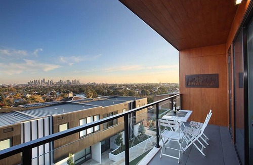 Northcote Apartment | StayCentral - Northcote Hill Penthouse - Campbell Grove, Northcote - 2 Bedrooms, 2 Beds, 1 Bathroom, 1 secure undercover parking spot.