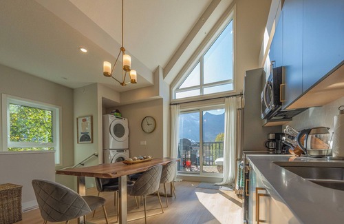 Cougar Creek House | Staying 8ppl, 5 min to DT. 3 bedrooms, mountain View, AC, Free parking, townhome
