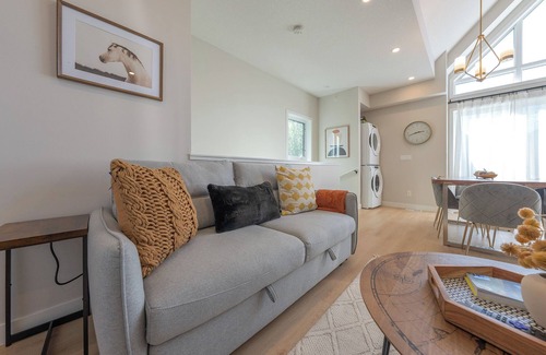 Cougar Creek House | Staying 8ppl, 5 min to DT. 3 bedrooms, mountain View, AC, Free parking, townhome