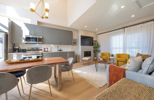Cougar Creek House | Staying 8ppl, 5 min to DT. 3 bedrooms, mountain View, AC, Free parking, townhome