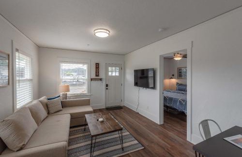 Coos Bay House | #StayInMyDistrict Bluebird Cottage Coos Bay