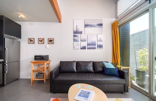 Belmont House | #StayInMyDistrict Buckman Spacious Modern Rowhouse