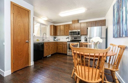 Boise Bench House | #StayInMyDistrict Cozy Central Boise Townhouse