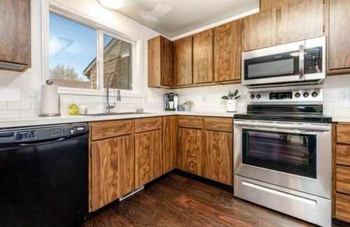 Boise Bench House | #StayInMyDistrict Cozy Central Boise Townhouse