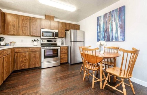 Boise Bench House | #StayInMyDistrict Cozy Central Boise Townhouse
