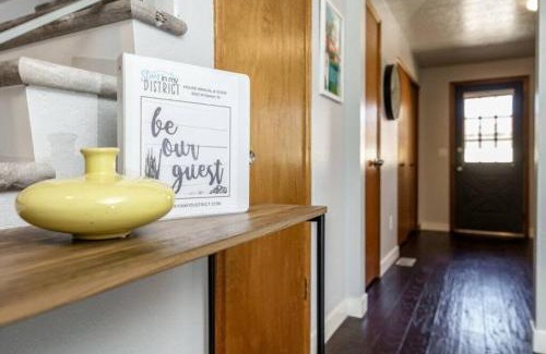 Boise Bench House | #StayInMyDistrict Cozy Central Boise Townhouse