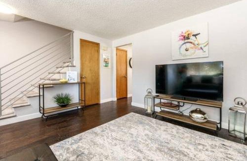 Boise Bench House | #StayInMyDistrict Cozy Central Boise Townhouse