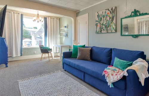 Coos Bay Apartment | #StayinMyDistrict Heritage House Private Suite