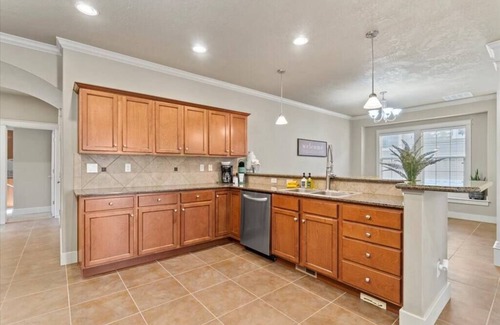 Eagle House | #StayInMyDistrict Spacious Downtown Eagle Home