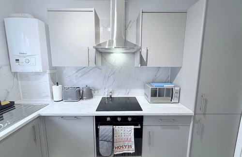 Friern Barnet Apartment | StayLondon for 4 Guests with Free Parking - Tourist, Contractors & Arsenal Match