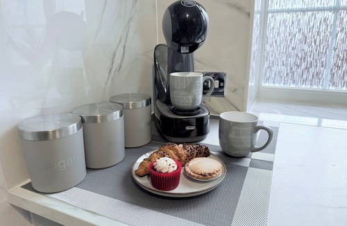 Friern Barnet Apartment | StayLondon for 4 Guests with Free Parking - Tourist, Contractors & Arsenal Match