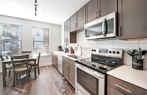 Villa Heights Condo | StaysByWalker 1BR - 2 Miles To Uptown! Gym/Parking