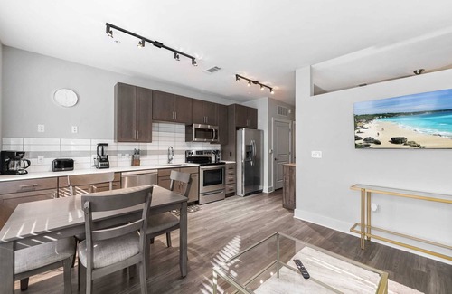 Villa Heights Condo | StaysByWalker 1BR - 2 Miles To Uptown! Gym/Parking