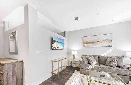 Villa Heights Condo | StaysByWalker 1BR - 2 Miles To Uptown! Gym/Parking