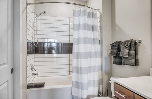 Villa Heights Condo | StaysByWalker 2BR - 2 Miles To Uptown! Gym/Parking