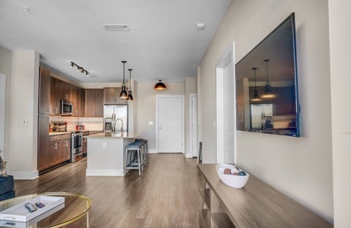 Villa Heights Condo | StaysByWalker 2BR - 2 Miles To Uptown! Gym/Parking