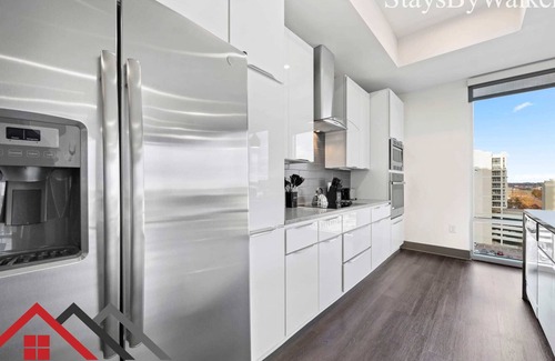 Second Ward Condo | StaysByWalker Lux 2BR Uptown! Spa/Gym/KingBed