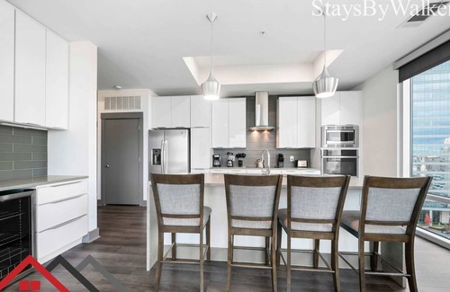 Second Ward Condo | StaysByWalker Lux 2BR Uptown! Spa/Gym/KingBed