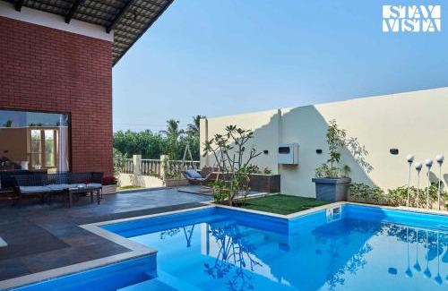 Sangli Villa | StayVista at Golden Ridge - Pool, BBQ, Bonfire