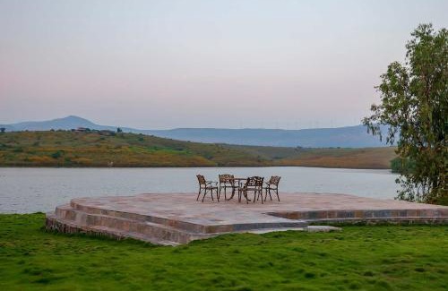 Wadgaon Villa | StayVista at Nihira Farms with Lake View - Kamshet