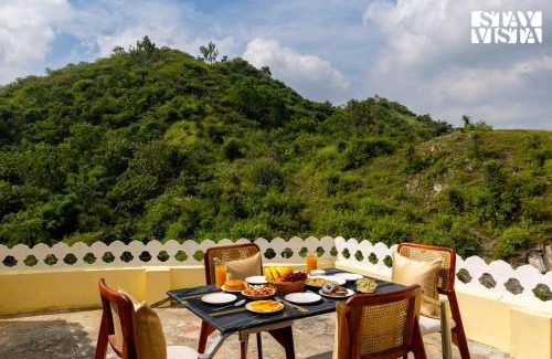 Bedla Villa | StayVista at Samar Fateh Garh with Bonfire, Lawn, AC