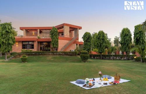 Dwarka Villa | StayVista at The Cityscape with Lawn & Pool