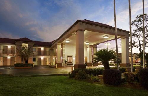 Broadmoor Hotel | Staywell Suites