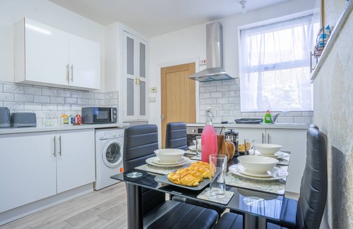 Forest Fields House | Stayzed Central Chic - Stylish 2BR Home, Edge of City