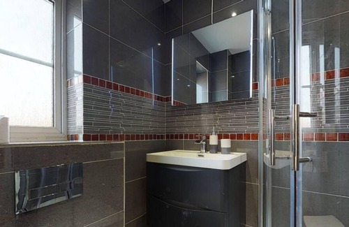 Hatfield House | StayZo Oaklands Near Hatfield Town Centre