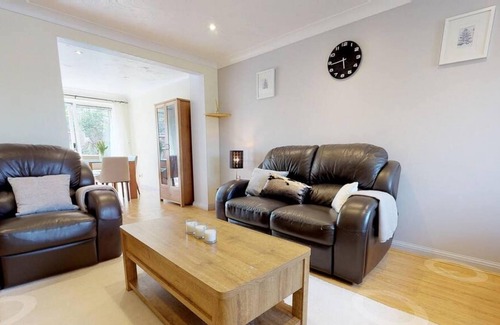Hatfield House | StayZo Oaklands Near Hatfield Town Centre