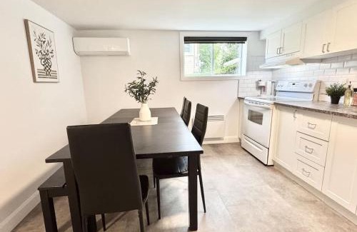 Cite-Universitaire Apartment | Ste-Foy Urban - 4 Bedrooms - Hot Tub Patio & Air Conditioning