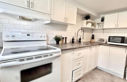 Cite-Universitaire Apartment | Ste-Foy Urban - 4 Bedrooms - Hot Tub Patio & Air Conditioning