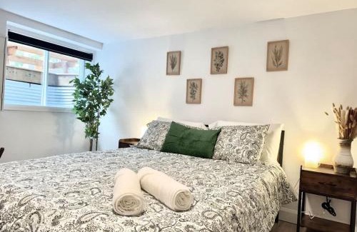 Cite-Universitaire Apartment | Ste-Foy Urban - 4 Bedrooms - Hot Tub Patio & Air Conditioning