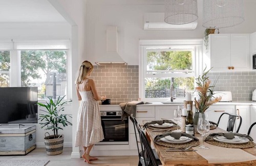 Huskisson House | Steamers Cottage - Pet-friendly