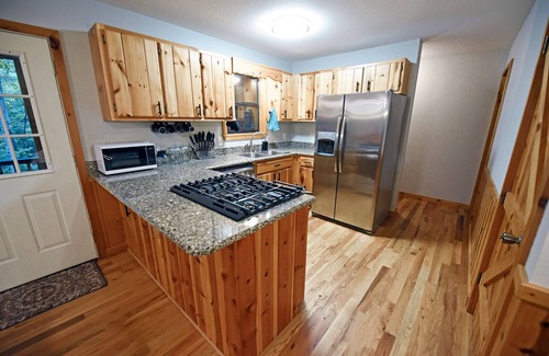 Blairsville Cabin | Steel Beaver Lodge|Family & Pet Friendly|Hot Tub|