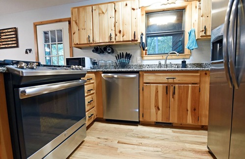 Blairsville Cabin | Steel Beaver Lodge|Family & Pet Friendly|Hot Tub|