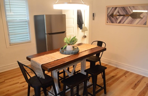 Millvale House | Steel City Getaway Sleeps 8