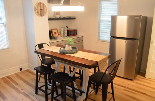 Millvale House | Steel City Getaway Sleeps 8