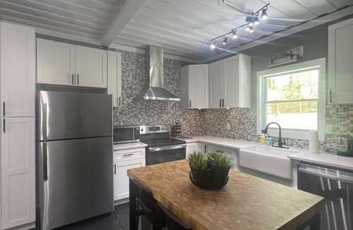Woodstock House | Steel House: City, Lake, Main St & Mountain Gem Close to All Attractions