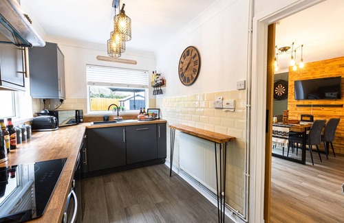 Port Talbot House | Steel Town Lodge | Hot Tub | Sky Sports | Darts | Families & Contractors