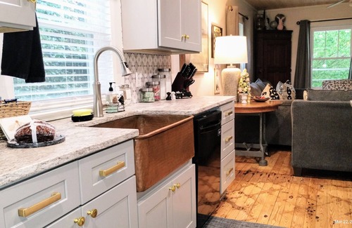 Gallant Cottage | Steele Magnolia -Newly renovated charming cottage