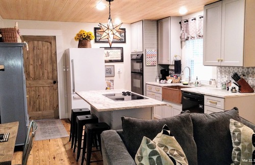 Gallant Cottage | Steele Magnolia -Newly renovated charming cottage