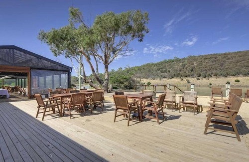 Carlton House | Steeles Island Retreat