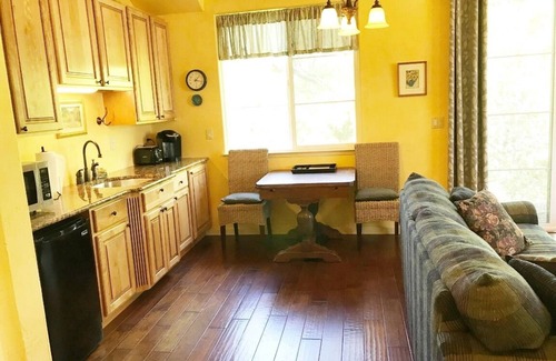 Santa Rosa Cottage | Steelhead Creek Vineyards Garden Casita